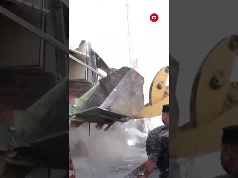 شاهد بالفيديو.. قوة امنية تزيل المتجاوزين اثناء البث المباشر #shorts