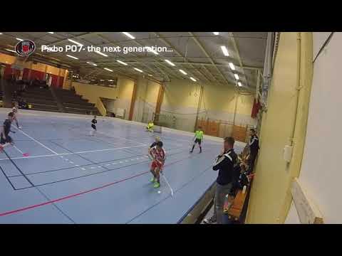 Thomas#3 passar snyggt till Emil#93 som tar emot i fart och går runt backen    Pixbo P07