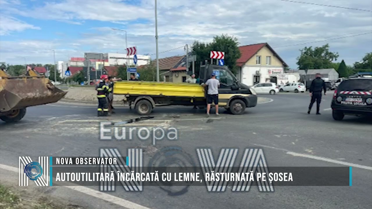 Autoutilitară încărcată cu lemne, răsturnată pe șosea