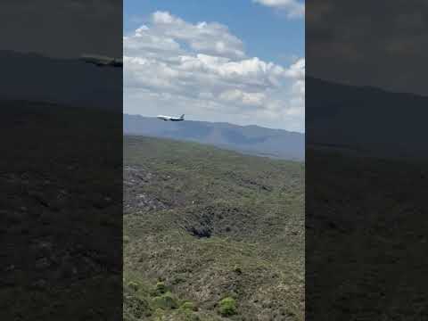 Así realizaba su primer descarga de agua en el incendio de Guasapampa el Boeing 737 24/10/25