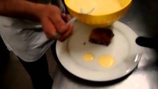 preview picture of video 'Cucine all'opera: Trattoria Guallina - Strudel di mele con salsa alla vaniglia'