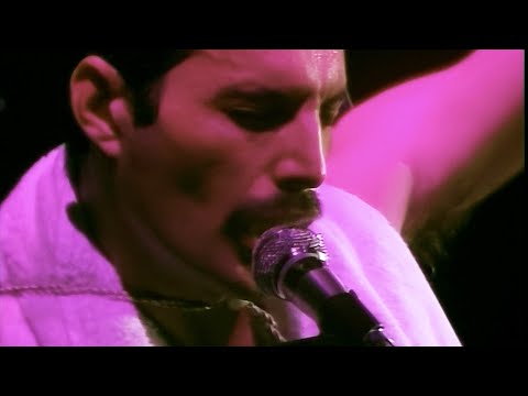 Videoclip de We Are the Champions (Live At Milton Keynes Bowl / June 1982) — Queen
