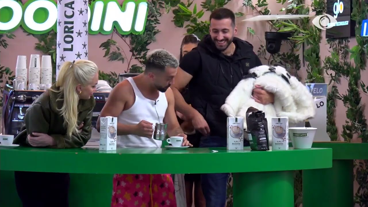 Gjesti nis përgatitjen e zemrës në kapuçino dhe ia dhuron Eglit