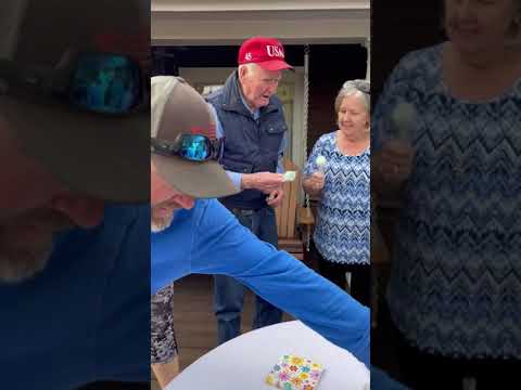 image-How does cake pop gender reveal work?