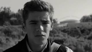 Laura Pausini - El valor de seguir adelante - Brenton Thwaites Video