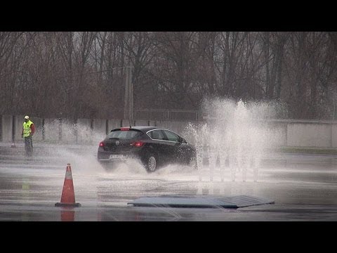 Kurz bezpečné jízdy + Škola smyku Ostrava (HD)