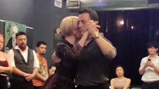 Video thumbnail for Paola Tacchetti y Leandro Oliver. Muestra de clase en milonga a la parrilla
