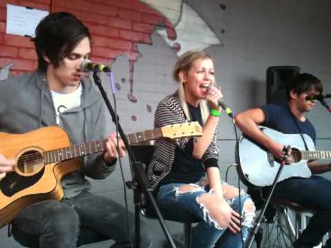 To Die For-Tonight Alive (Acoustic at Fist 2 Face )