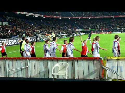 Ererondje Mascottes VV Steenbergen E1 in de Kuip