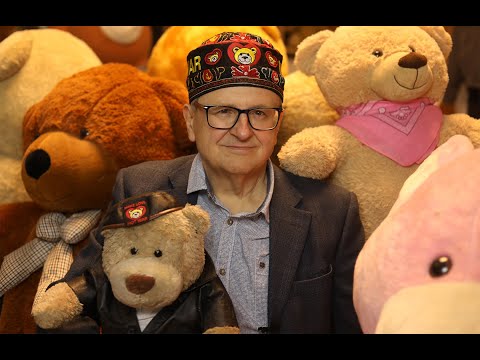 Człowiek, który ma 10 tys. pluszowych misiów
