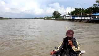 preview picture of video 'Motorbikes on a boat - Crossing a river in Makassar, Indonesia'