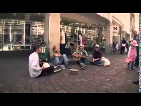 Einen obdachlosen Helfen mit einem Eimer