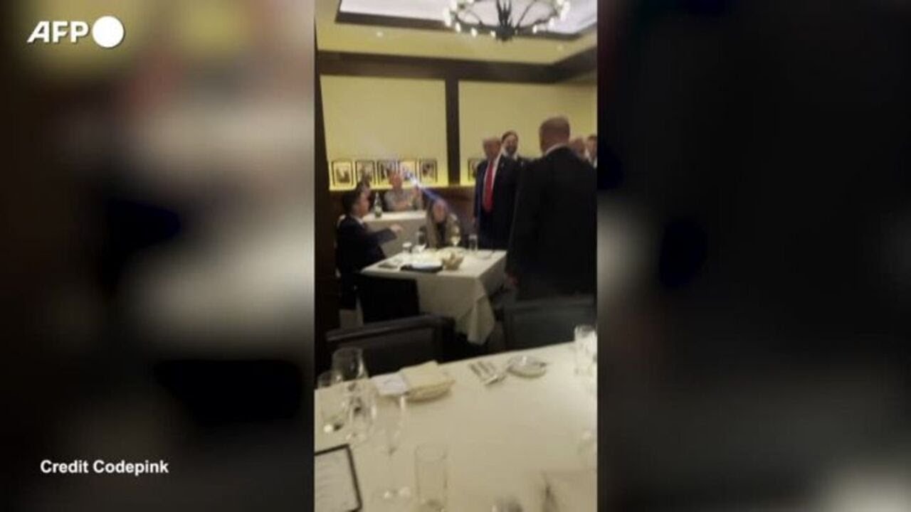 Trump a cena fuori, cori "Sei l'Hitler dei nostri tempi"