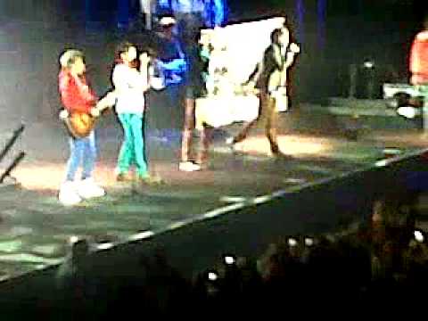 One Direction singing Kings of Leon-Use somebody in liverpool 16/1/12