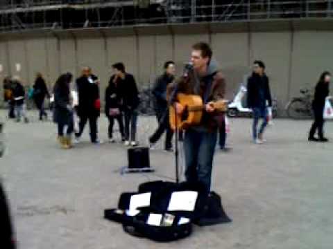 guy playing & singing really good @ Dam square, Amsterda