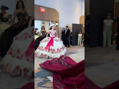 Catwalk to the rhythm of huapango 😍 #djponcesa #quinceañera #huapangos @ricarlodresses2267