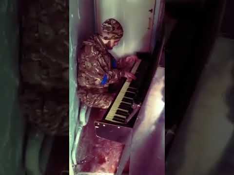 Nella Irpin liberata, il soldato ucraino suona il pianoforte