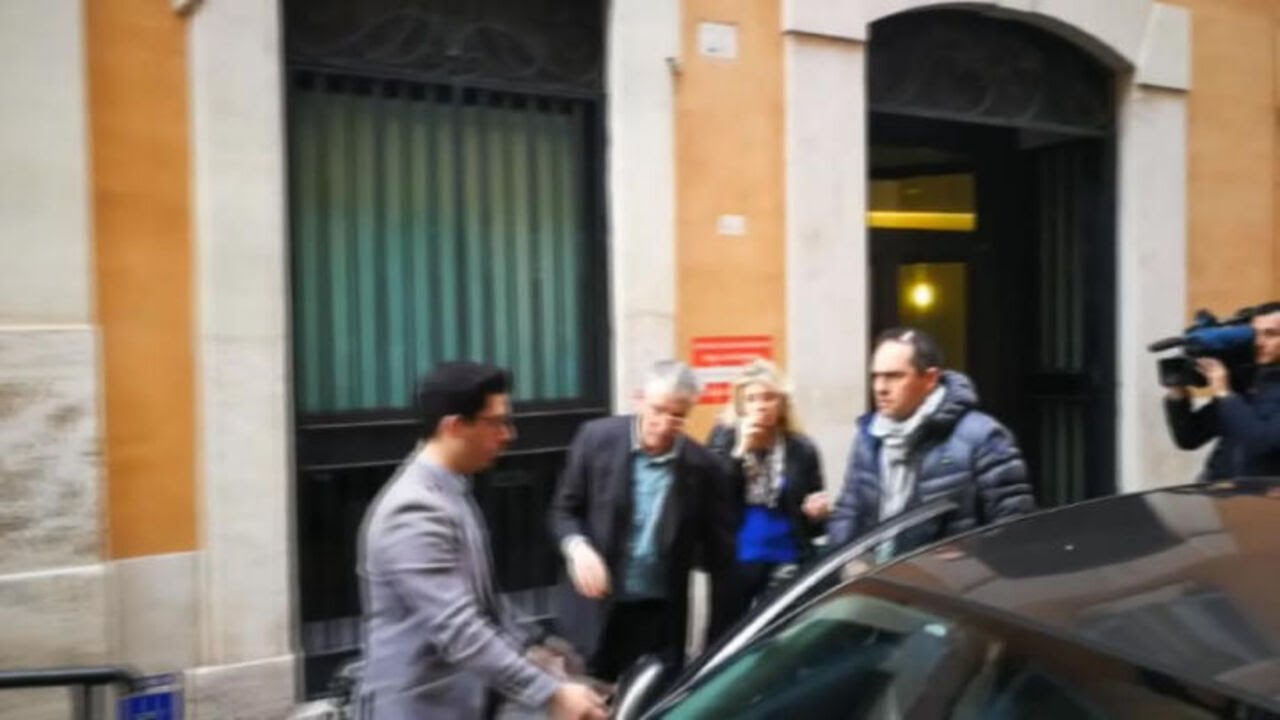 Addio a Umberto Bossi, eccolo nel 2018 prendere un caffè col figlio Renzo in centro a Roma ARCHIVIO