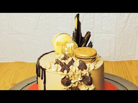 How to decorate a cake with macarons