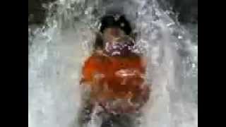 preview picture of video 'Mujer bañandose bajo la cascada'