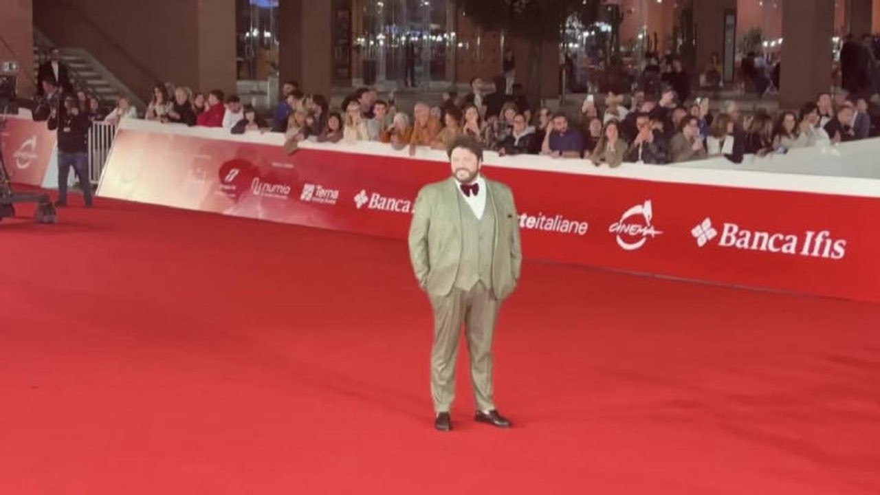 Lino Musella, Beatrice Puccilli e altri attori di Unita su red carpet della Festa del Cinema di Roma