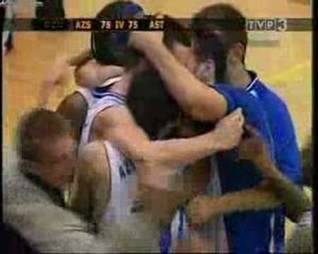 Sporar rzut za 3 w ostatniej sekundzie [www.e-azs.pl]