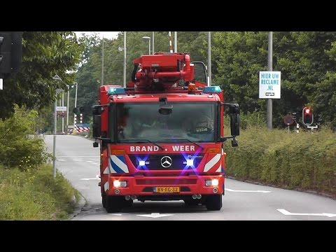 Hoogwerker 11-5051 Brandweer Purmerend met Spoed naar Volendam voor een inzet