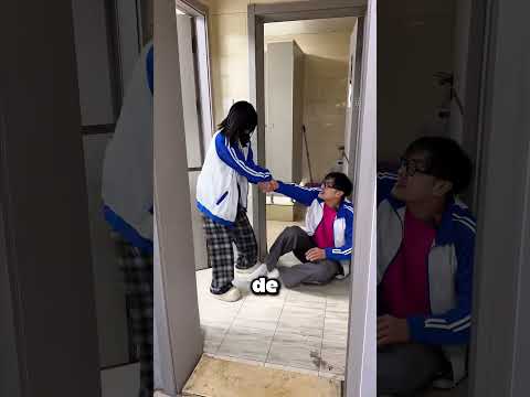 ¡Se pegó la mano a su novia para no volver a perderla! 😂💀