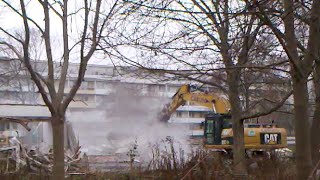 preview picture of video 'Bagger beim Abriss einer Kita in Halle Neustadt'