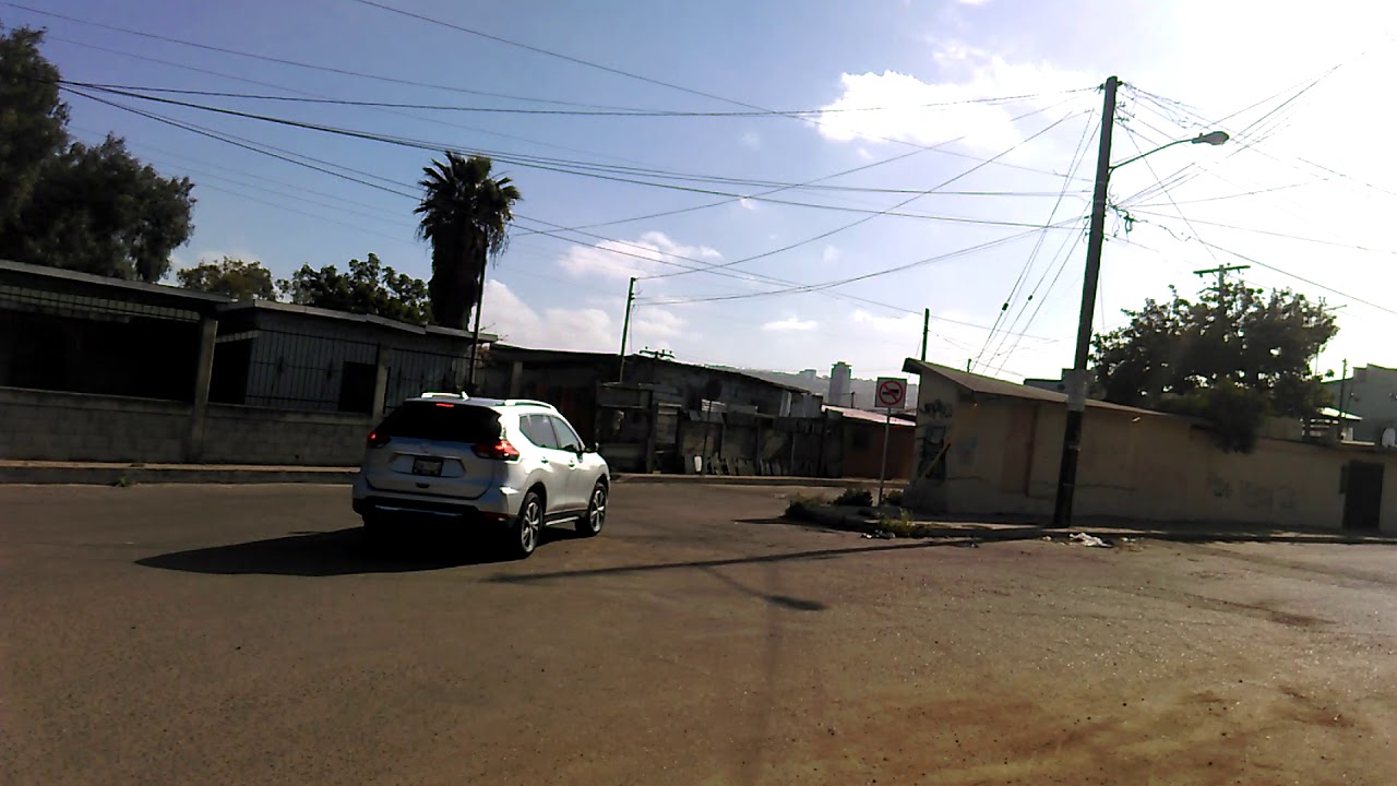 Watch Un trailero con remolque no respeto la señal de prohibido el paso de carga Now Un trailero con remolque no respeto la señal de prohibido el paso de carga