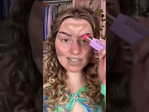 This time she's doing her makeup with squares?