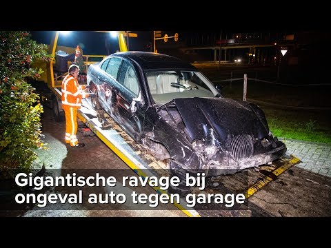 Gigantische ravage bij ongeval auto tegen garage Wezep - ©StefanVerkerk.nl