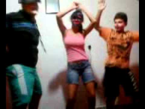 Mascarados dançam Kuduro