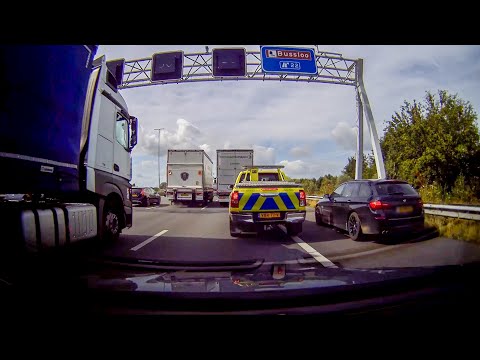 BMW die file passeert via vluchtstrook aan de kant gezet door Politie en Rijkswaterstaat
