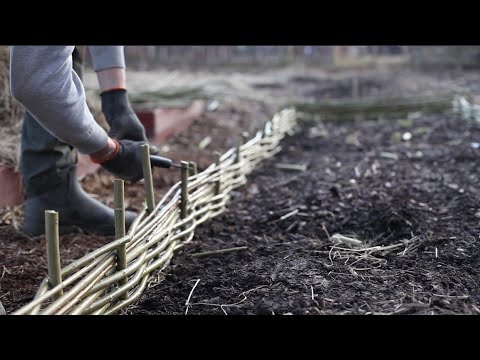 Väv vackra men simpla rabattkanter av grenar