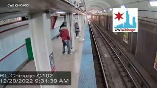 Download lagu Man pushes woman onto train tracks in Chicago subw... mp3