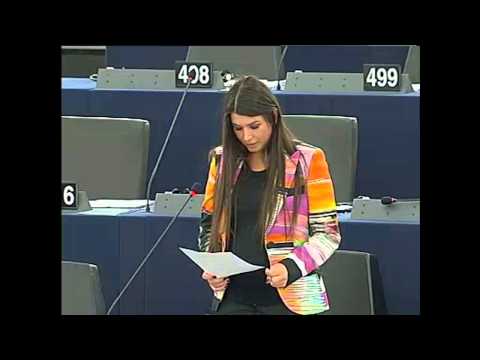 EBA a încercat să spună "estimează" în Parlamentul European. Vezi ce-a ieşit (VIDEO)