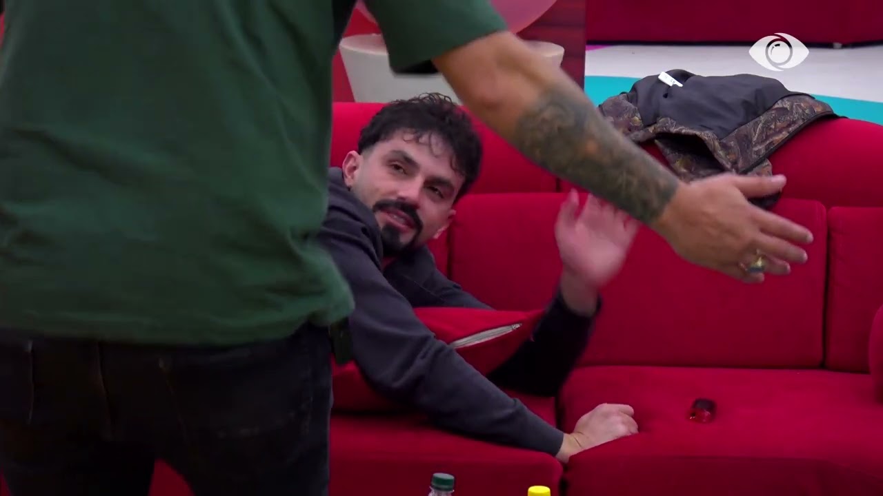 Kelly në rolin e Rozanës, vijon diskutimin me Aldon: U kam mbajtur në shpatulla