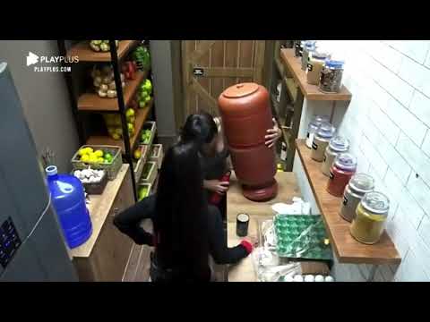 Raissa e mirella batem de frente e fica climão