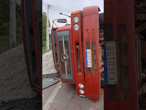 caminhão tombou na rotatória da entrada da cidade de Bela vista de Goiás.