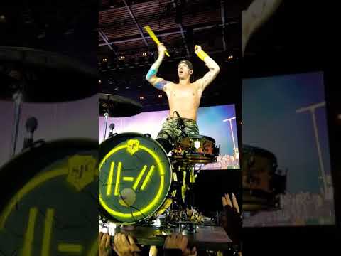 Josh Dun plays Seven Nation Army + Morph at Milan (Milano Rocks, 31/08/2019)
