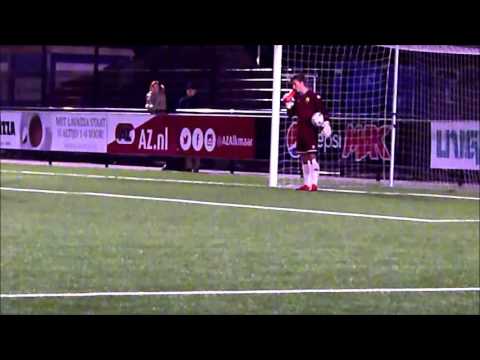 Kay Hilverink stopt penalty tijdens wedstrijd AZ 016 - ADO Den Haag O16 van 15-03-2016