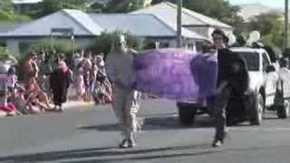 preview picture of video 'Gladstone Harbour Festival Parade '08 (Part 1 of 2)'