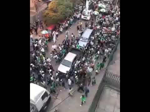 "LLEGADA AL ESTADIO LDS" Barra: Los de Siempre &bull; Club: Oriente Petrolero