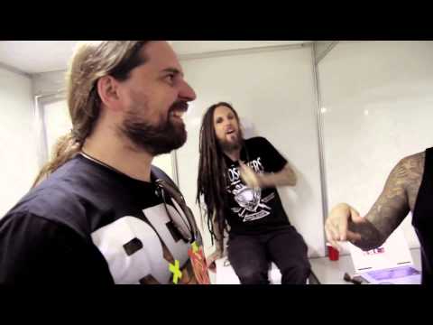 Korn performs Sepultura's 'Roots Bloody Roots' with Andreas Kisser & Derrick Green