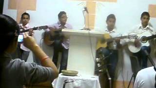 preview picture of video 'jovenes ninos  jose michel fraskito mariano  una alabanza tocada con la guitara  iglesia de elna )=1'