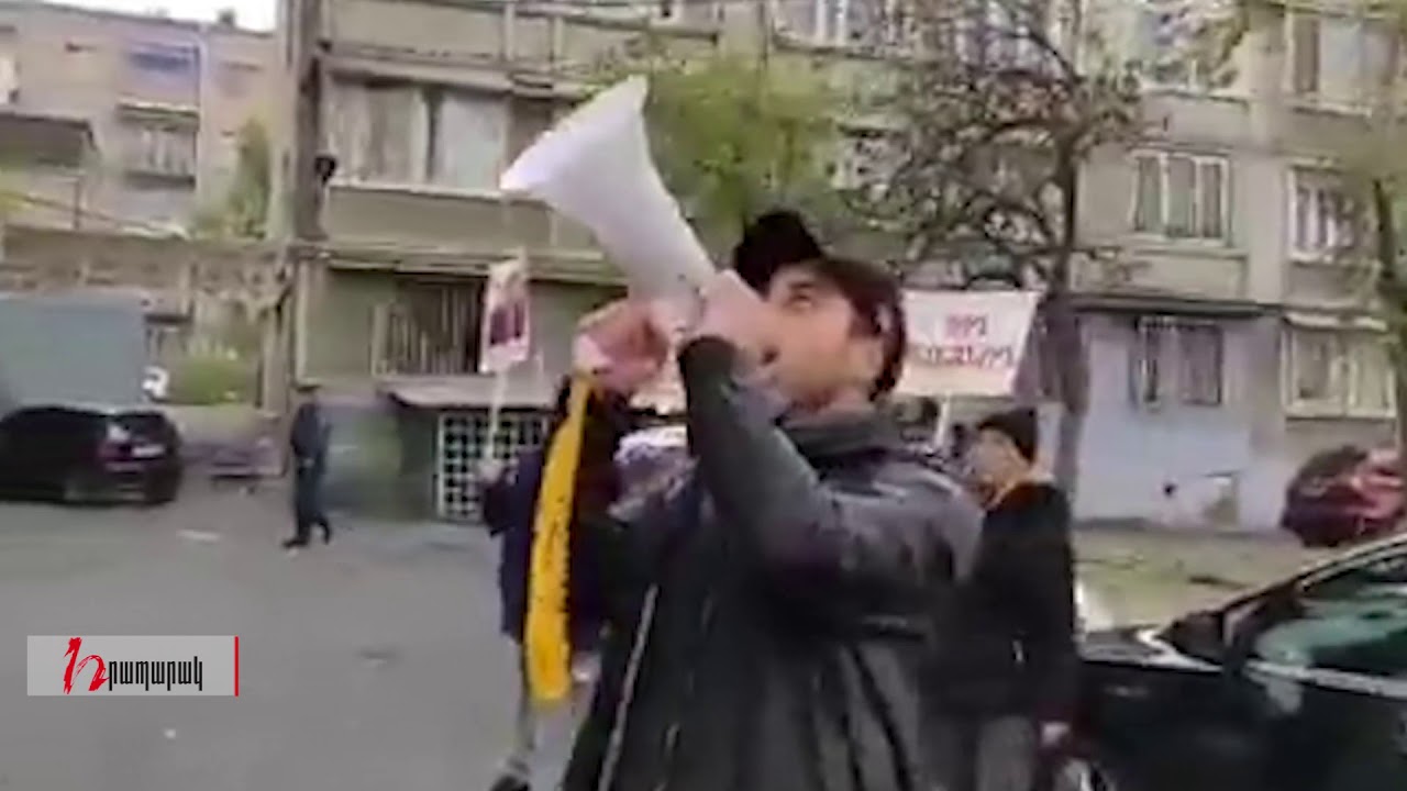 Բողոքի ակցիա պատգամավոր Սուրեն Գրիգորյանի տան մոտ