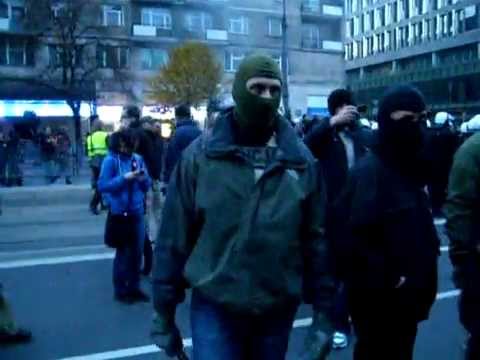 Policja w kominiarkach i z metalowymi pałkami