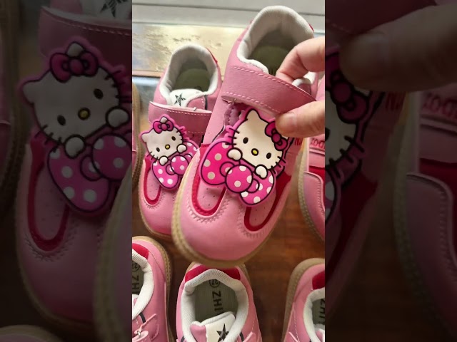 Vídeo relacionado con Hello Kitty Kuromi Zapatos Niñas, Calzado Infantil, Deportivas Clasicas, Incluye Caja de Regalo, Talla EU 31