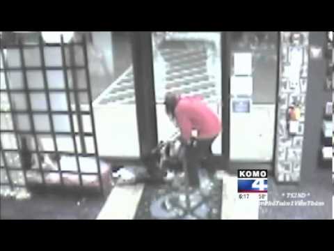 Ladrão rouba manequim de sex shop e ainda volta para pegar roupas íntimas